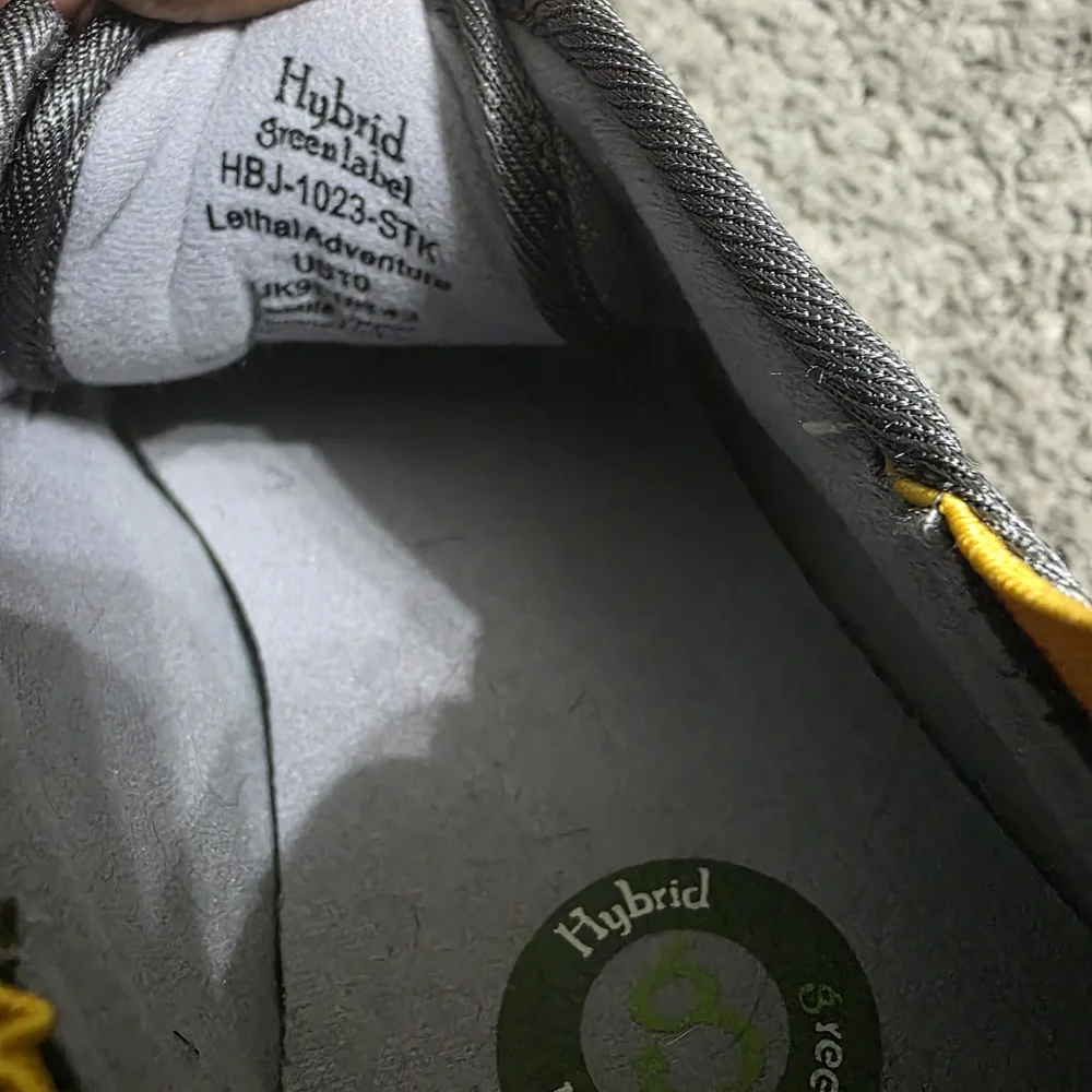 Hybrid & Company Gray Sneakers with Yellow Accents
